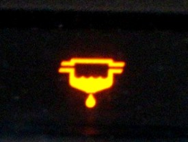 Đèn báo có cặng bẩn trong bộ lọc dầu xe nâng diese...